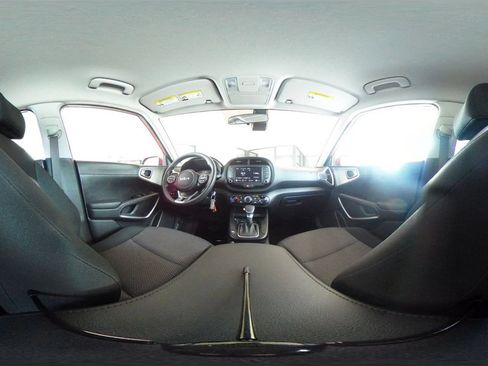 Used 2025 Kia Soul LX w/ LX Technology Package FWD image 39