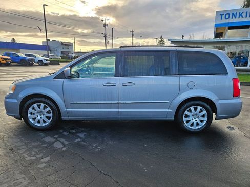 Used 2014 Chrysler Town & Country Touring image 3