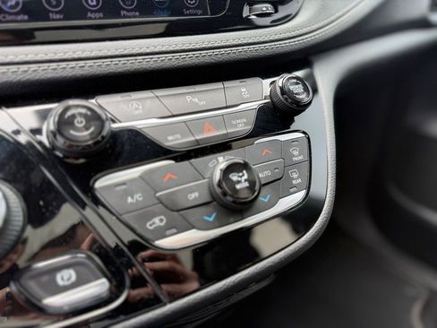 Used 2019 Chrysler Pacifica Limited w/ S Appearance Package FWD image 17