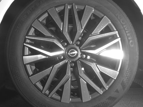 Used 2025 Nissan Altima 2.5 SV FWD image 14