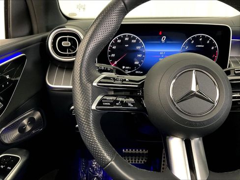 Used 2023 Mercedes-Benz GLC 300 4MATIC image 11