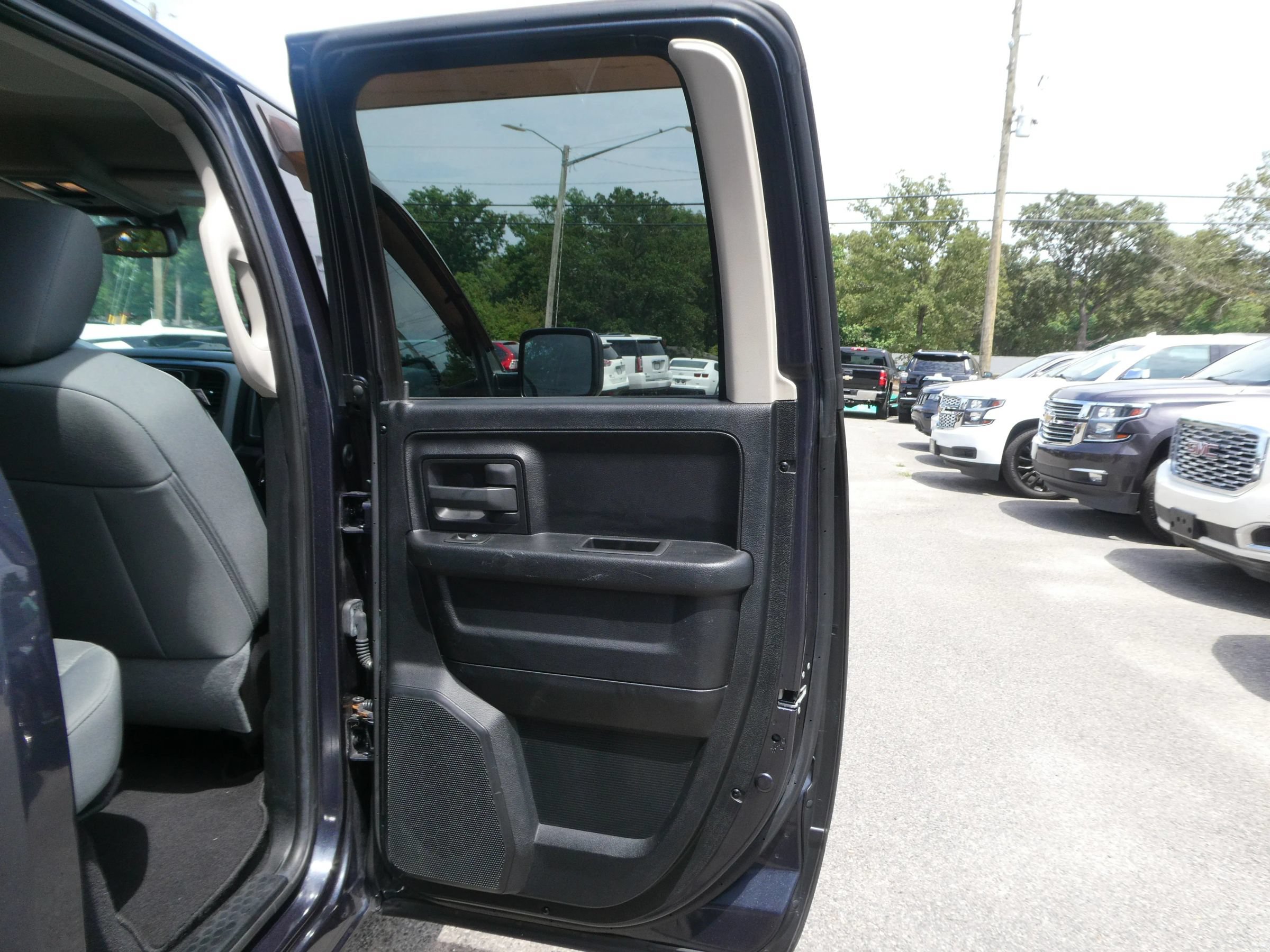 Used 2014 RAM 1500 Express RWD image 23