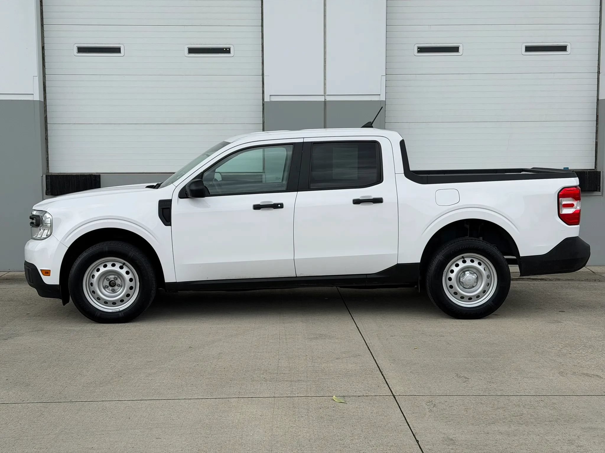 Used 2022 Ford Maverick XL FWD image 3