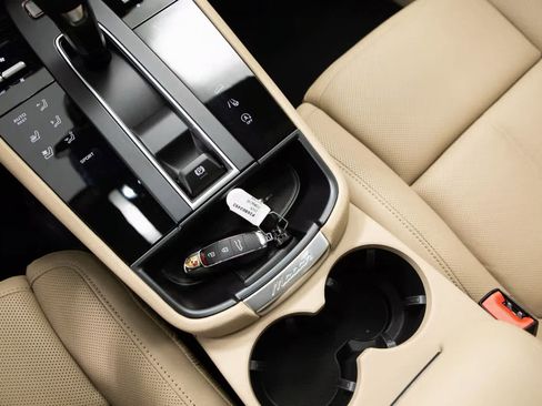 Certified 2026 Porsche Macan AWD/4WD image 30