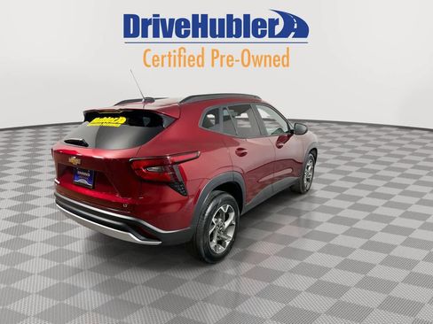 Used 2025 Chevrolet Trax LT w/ LT Convenience Package image 8
