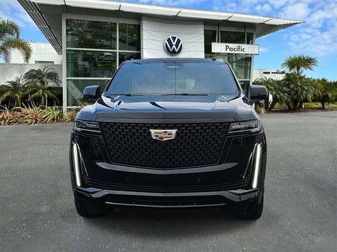 Used 2022 Cadillac Escalade Luxury image 2