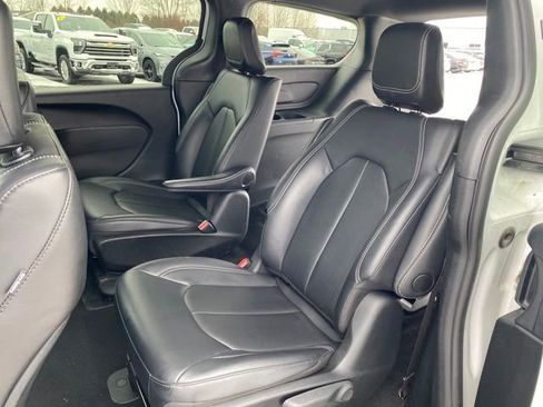 Used 2024 Chrysler Pacifica Select image 17