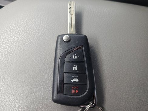 Used 2020 Toyota Camry LE image 32