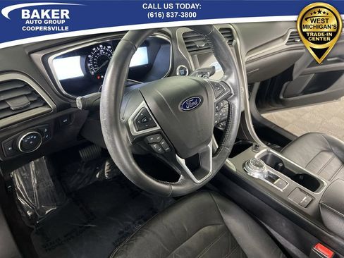 Used 2017 Ford Fusion SE w/ Fusion SE Technology Package image 11