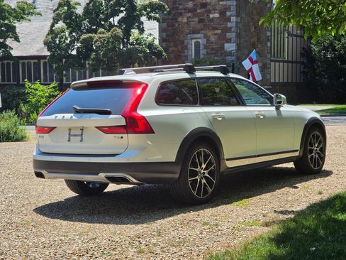 Used 2019 Volvo V90 T6 Cross Country w/ Protection Package Premier AWD/4WD image 4