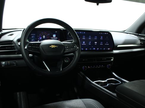 Used 2025 Chevrolet Traverse LT w/ Driver Confidence Package FWD image 2