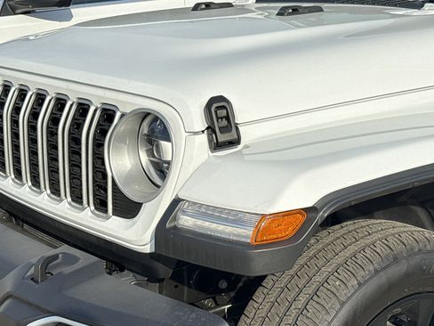 Used 2025 Jeep Wrangler Sahara image 5