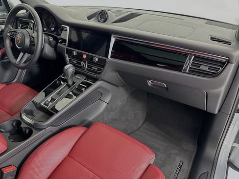 Certified 2025 Porsche Macan AWD/4WD image 32