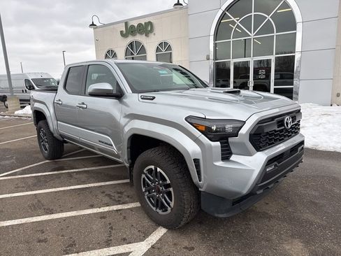 Used 2024 Toyota Tacoma TRD Sport w/ TRD Sport Upgrade Package image 2
