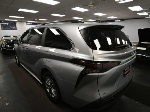 Certified 2025 Toyota Sienna XLE FWD image 6