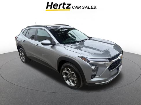 Used 2025 Chevrolet Trax LT image 1
