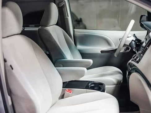 Used 2012 Toyota Sienna LE w/ Towing Pkg image 17