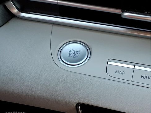 Used 2025 Hyundai Elantra Limited FWD image 7