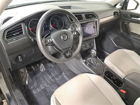 Used 2021 Volkswagen Tiguan SE w/ Panoramic Sunroof Package image 19