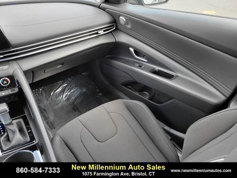 Used 2025 Hyundai Elantra SEL image 15