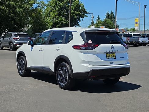 Used 2024 Nissan Rogue SV AWD/4WD image 4