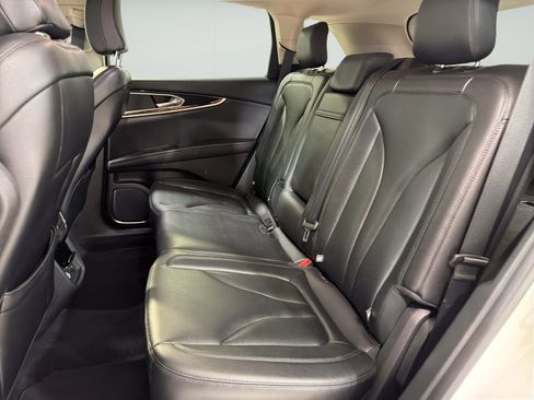 Used 2022 Lincoln Nautilus FWD w/ Premium Package image 10