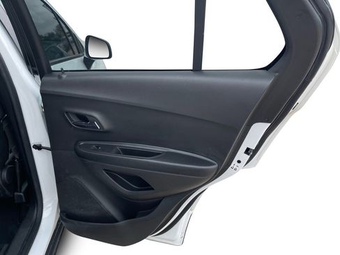 Used 2022 Chevrolet Trax LT w/ LT Convenience Package image 17