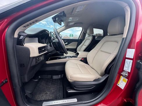 Used 2025 Lincoln Corsair AWD w/ Towing Package image 8