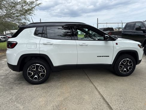 Used 2025 Jeep Compass Trailhawk AWD/4WD image 8