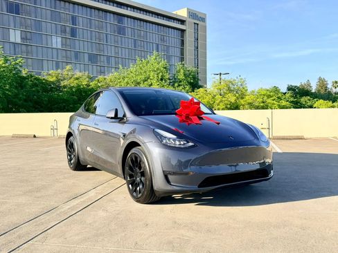 Used 2022 Tesla Model Y Long Range AWD/4WD image 5