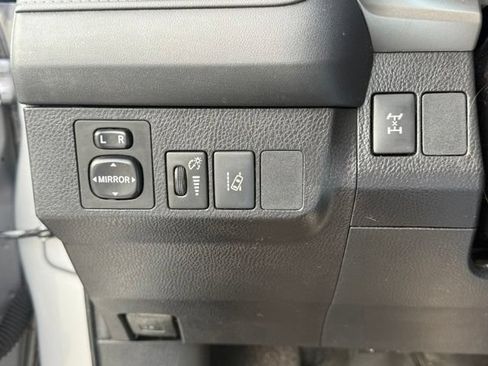 Used 2017 Toyota RAV4 LE AWD/4WD image 18