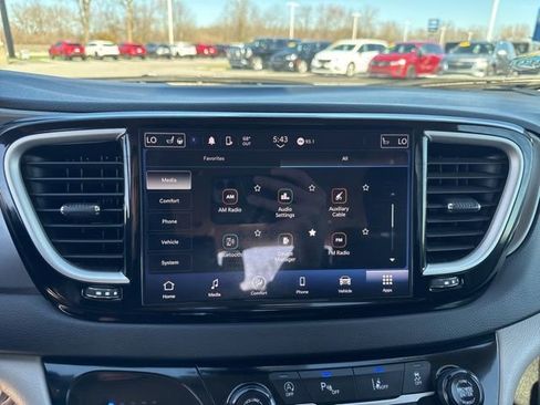 Used 2024 Chrysler Pacifica Touring-L FWD image 40