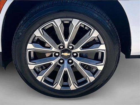 Certified 2025 Chevrolet Suburban High Country image 10