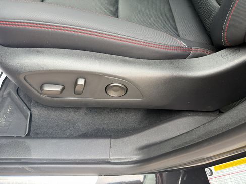 Used 2025 Chevrolet Traverse RS FWD image 21