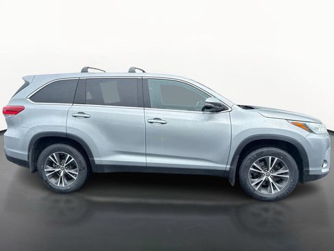 Used 2019 Toyota Highlander LE AWD/4WD image 2