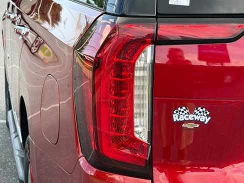 Used 2023 GMC Yukon SLT AWD/4WD image 19