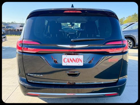 Used 2024 Chrysler Pacifica Touring-L FWD image 7