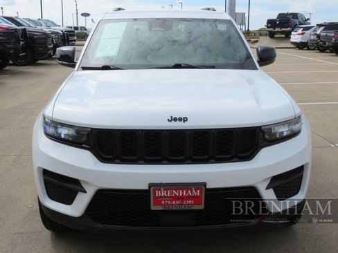 Used 2023 Jeep Grand Cherokee Altitude RWD image 9