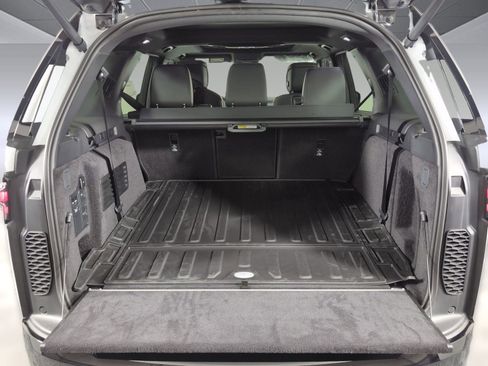 Used 2025 Land Rover Discovery Dynamic SE AWD/4WD image 26