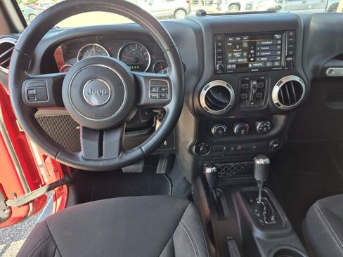 Used 2018 Jeep Wrangler Unlimited Sahara AWD/4WD image 18