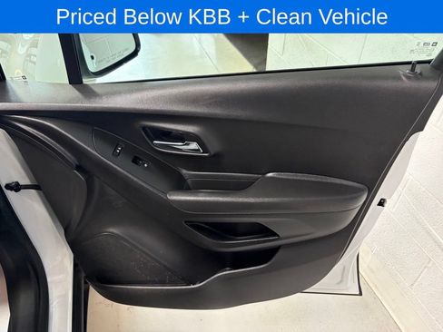 Used 2019 Chevrolet Trax LT w/ LT Convenience Package FWD image 21