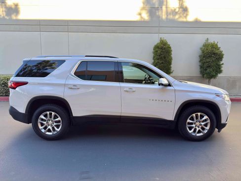 Used 2018 Chevrolet Traverse LT w/ LPO, Black Accent Package FWD image 8