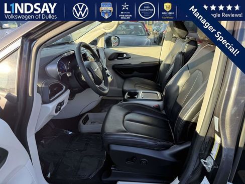 Used 2023 Chrysler Pacifica Touring-L image 10