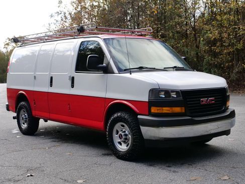 Used 2018 GMC Savana 3500 Cargo Van / 6.0L V8 / Utility w/ Driver Convenience Package image 4