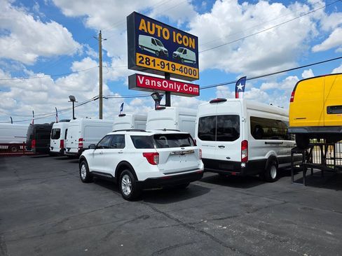 Used 2022 Ford Explorer XLT AWD/4WD image 2