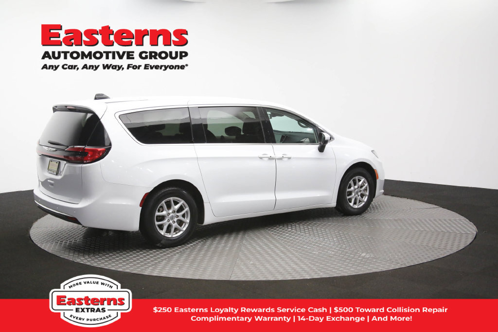 Used 2023 Chrysler Pacifica Touring-L FWD image 41