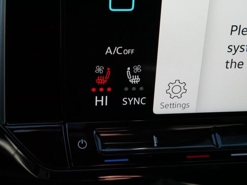 Certified 2025 Volkswagen Atlas Cross Sport SE w/ Panoramic Sunroof Package image 28