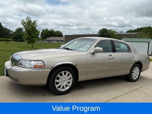 Used 2006 Lincoln Town Car Signature Limited RWD image 1
