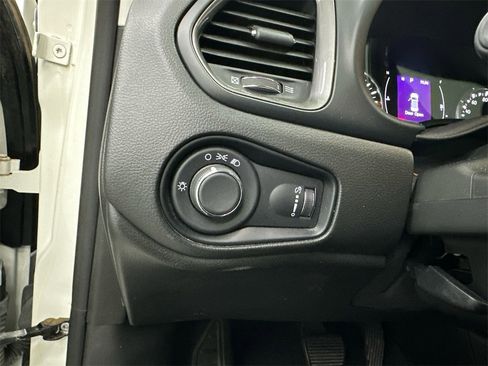 Used 2023 Jeep Renegade Latitude image 30