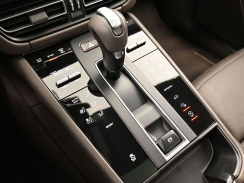 Certified 2025 Porsche Macan AWD/4WD image 22